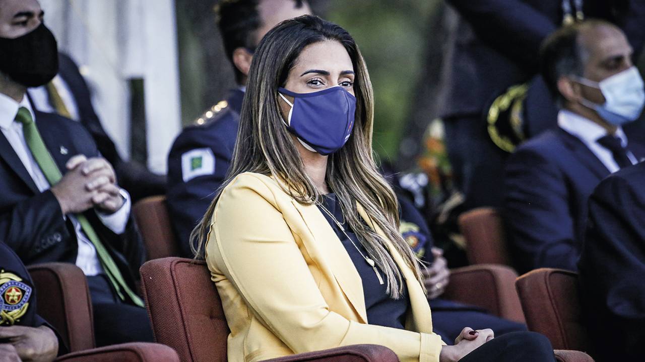 FOGO CRUZADO - Flávia Arruda, ministra-chefe da Secretaria de Governo: fritura patrocinada pelos próprios aliados -
