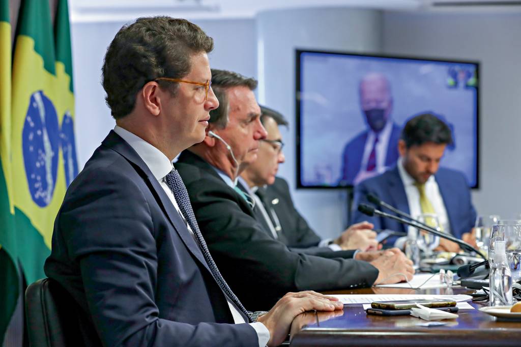 22/04/2021 Cúpula de Líderes sobre o Clima NA MIRA - Salles e Bolsonaro no recente encontro promovido pelos Estados Unidos: a pressão sobre o país aumentou -