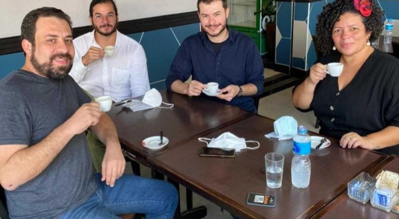 Coordenador do MTST Guilherme Boulos (PSOL), deputado federal Túlio Gadelha (PDT), presidente nacional do PSOL, Juliano Medeiros e a vereadora de Recife Dani Portela (PSOL)