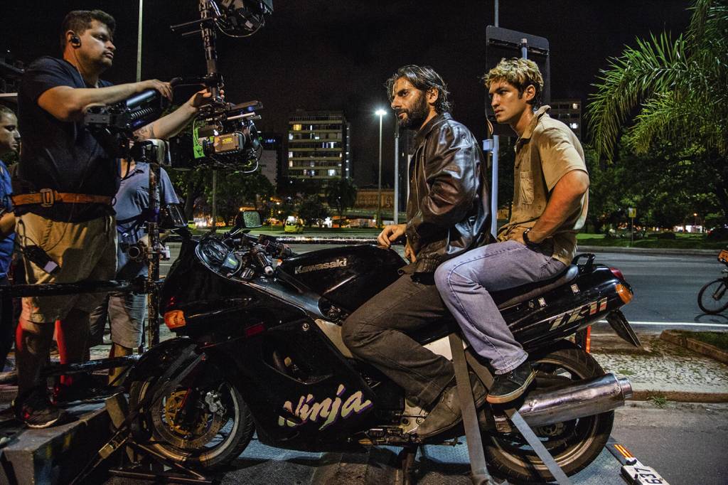 DOM-30.jpg OPOSTOS IGUAIS - Tolezani (à esq. na moto) e Leone: vício na adrenalina -
