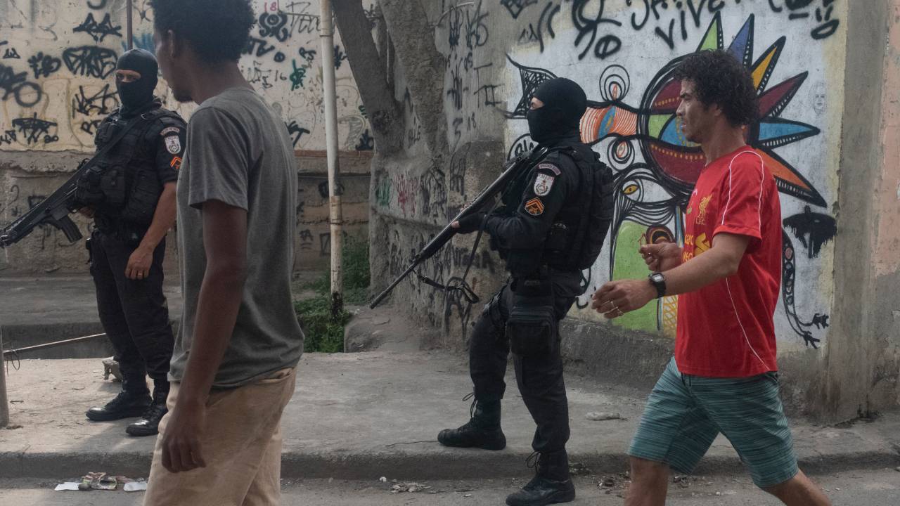 Policiais em Jacarezinho, no Rio de Janeiro, durante operação