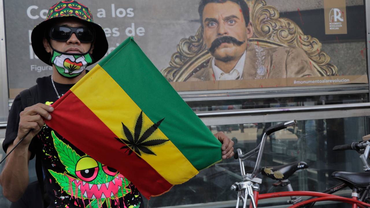 Ativista participa de ato pró-maconha na Cidade do México em abril de 2021