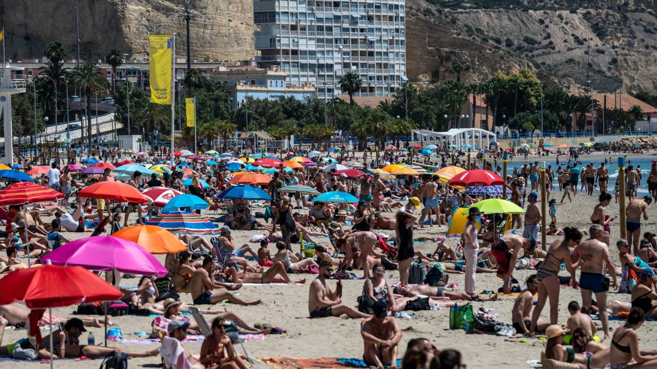 Praia de El Postiguet em Alicante, na Espanha, lotada durante temporada de verão - 29/05/2021