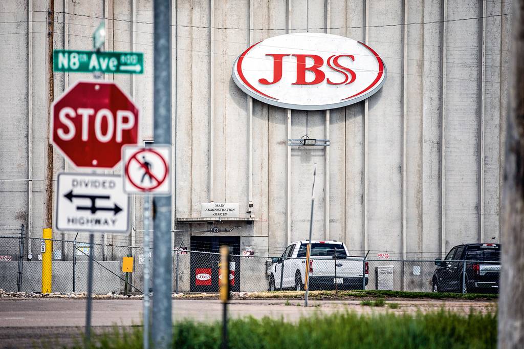 Production At World’s Largest Meatpacker JBS Disrupted In Multiple Countries After Ransomware Hacking Attack PARADA TOTAL - Fábrica da JBS no Colorado: rápida reação ao ciberataque -