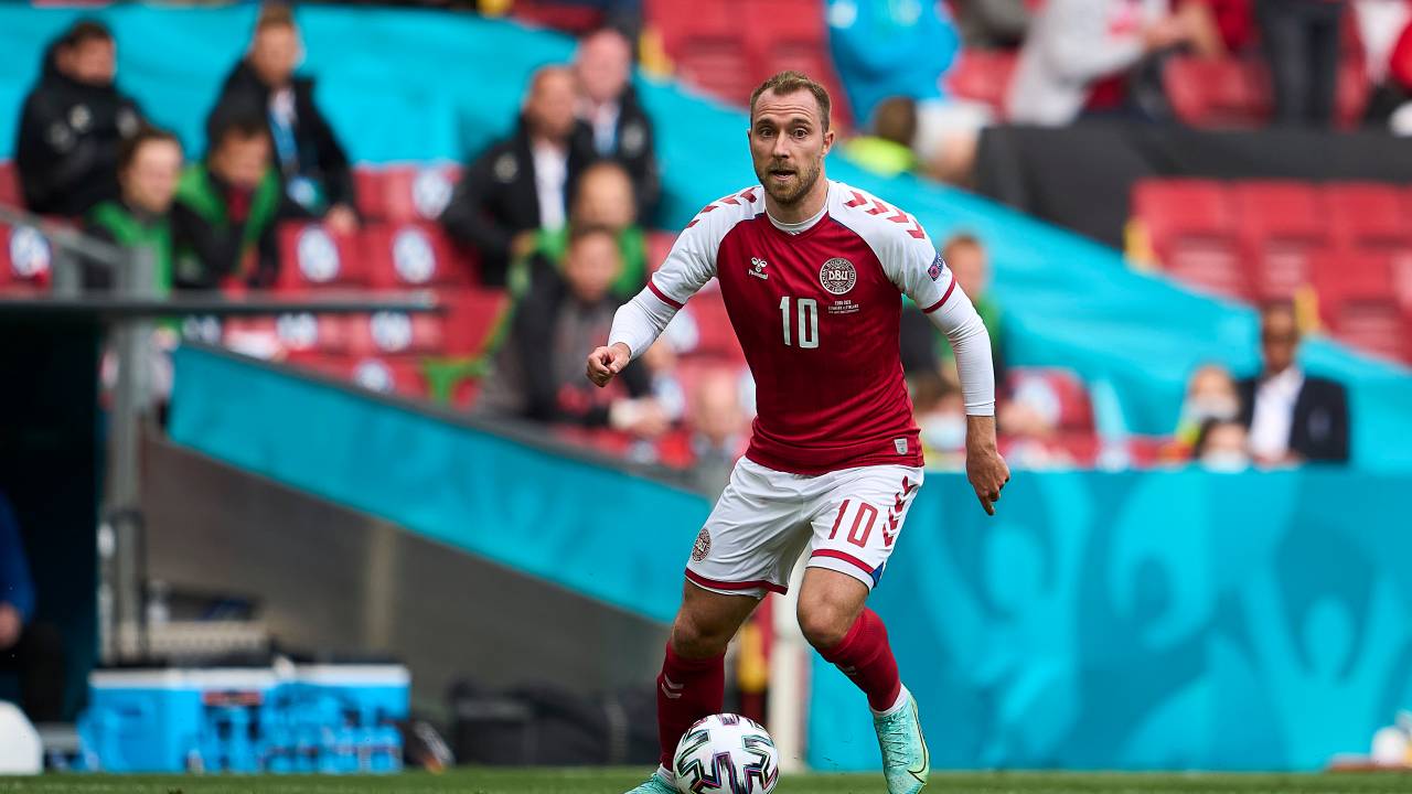 Christian Eriksen sofreu uma parada cardíaca quando atuava pela Dinamarca -