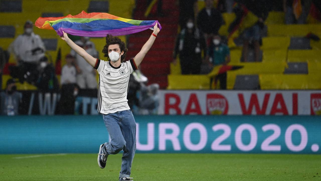 Torcedor invadiu o campo em Munique com bandeira LGBT+