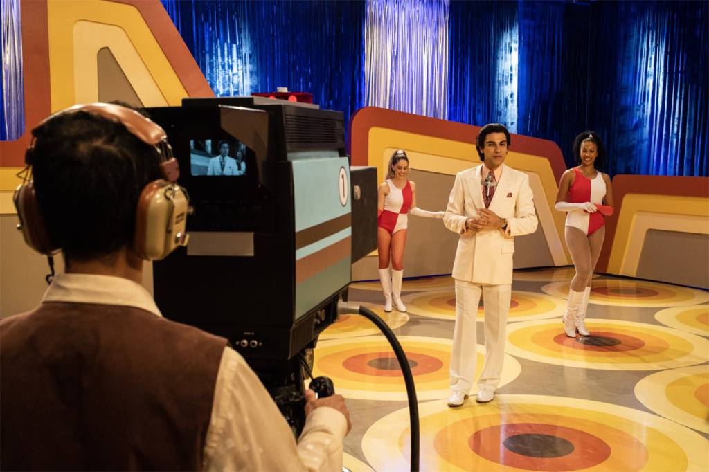 Mariano Mattos – O Rei da TV – Star cópia O ator Mariano Mattos como Silvio Santos, na série original 'O Rei da TV'