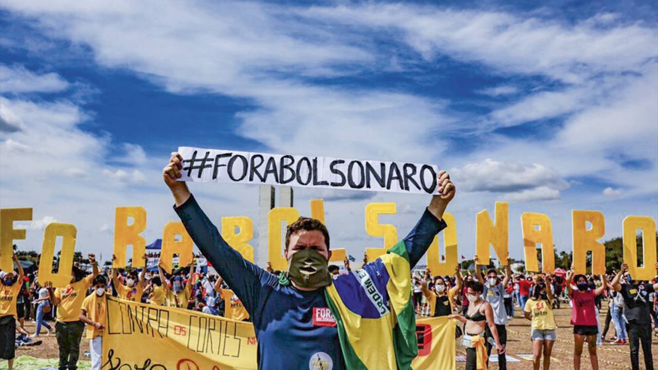 SOB PRESSÃO - Protesto em Brasília: manifestantes voltam às ruas para pedir o fim do atual governo -