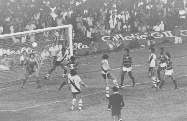 Rondinelli, do Flamengo, marcando um gol contra o Vasco, no jogo final do Campeo_1 Rondinelli, do Flamengo, marcando um gol contra o Vasco, no jogo final do Campeonato Carioca de 1978.