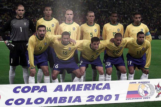 Time do Brasil posado, antes do jogo contra Honduras pelas quartas-de-final da Copa América, no Estádio Palogrande -