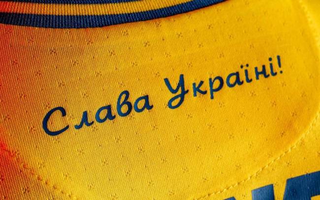 O slogan: “Glória à Ucrânia! Glória aos heróis!” na camisa da Ucrânia