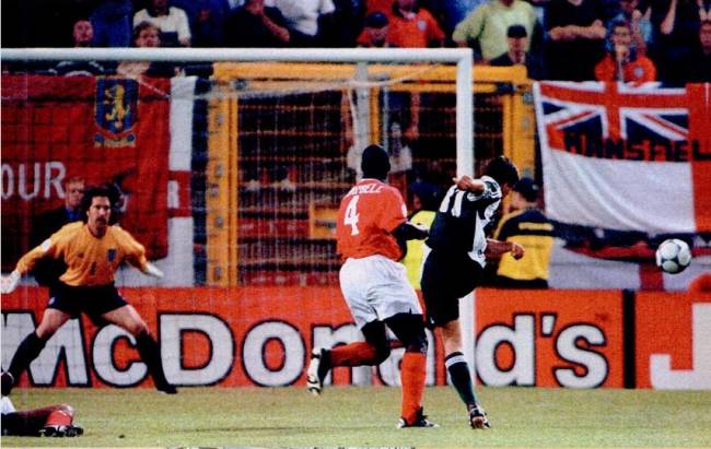 Paulo Rink erra chute na partida entre Alemanha e Inglaterra Paulo Rink erra chute na partida entre Alemanha e Inglaterra