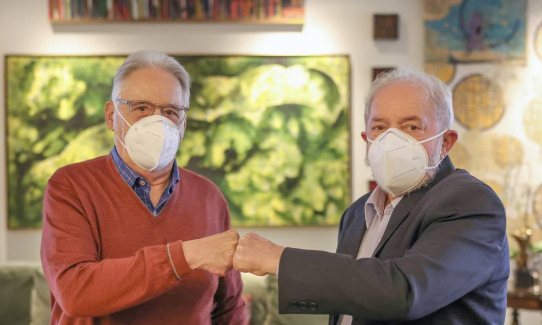 Os ex-presidentes Fernando Henrique Cardoso (e) e Luiz Inácio Lula da Silva