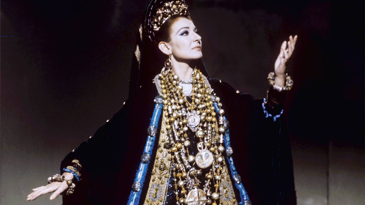 OFUSCANTE - No palco, como Medeia: a primeira cantora lírica glamorosa -
