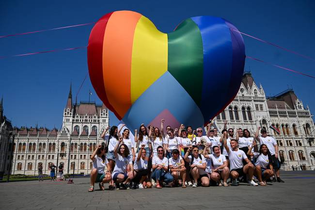 Ativistas fazem voar um balão gigante de coração nas cores do arco-íris, durante ato para protestar contra uma nova lei em frente ao parlamento, em Budapeste -