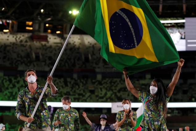 Bruno Mossa Rezende (e) e Ketleyn Quadros lideram a delegação brasileira durante a cerimônia de abertura dos Jogos Olímpicos 2020, no Estádio Olímpico, Tóquio - Bruno Mossa Rezende (e) e Ketleyn Quadros lideram a delegação brasileira durante a cerimônia de abertura dos Jogos Olímpicos 2020, no Estádio Olímpico, Tóquio -