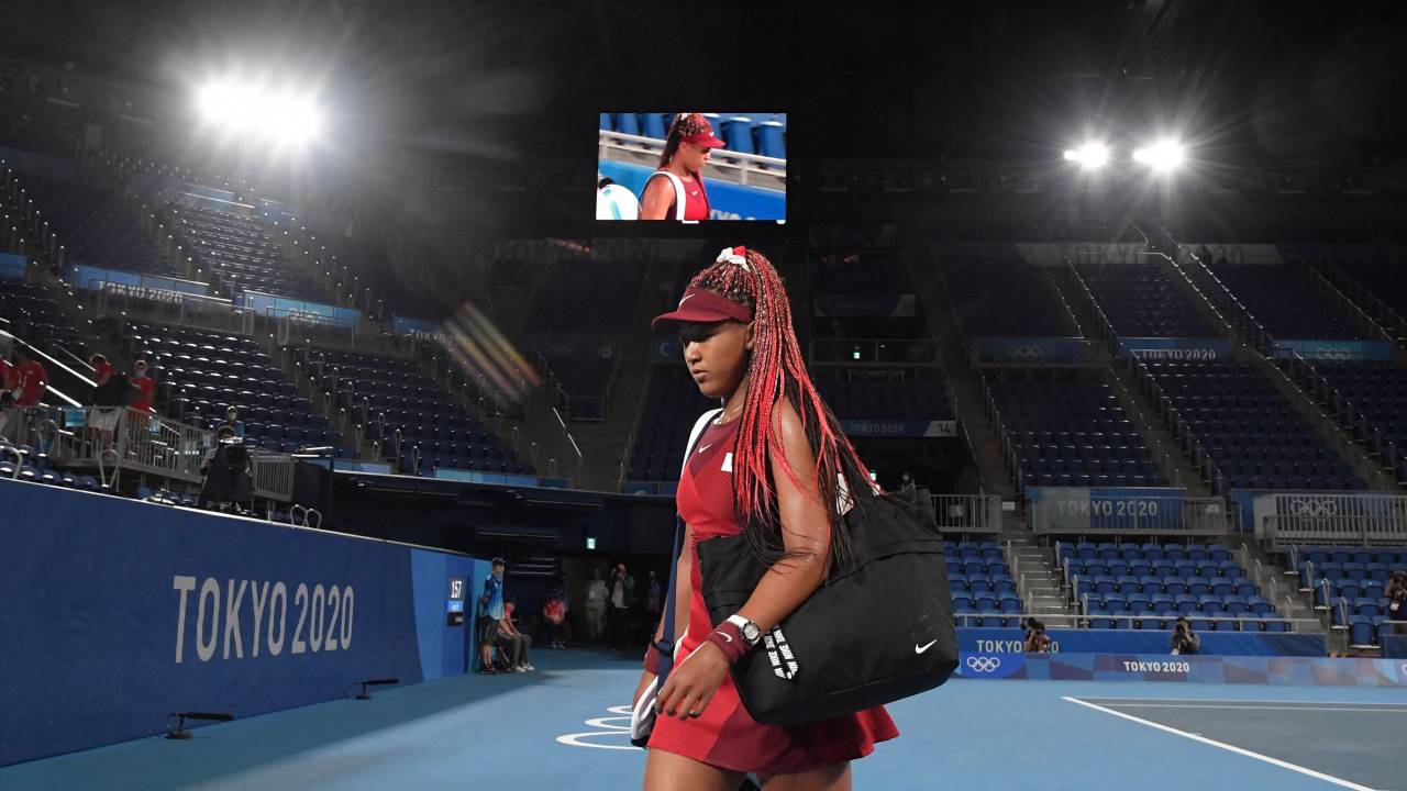 A japonesa Naomi Osaka deixa a quadra depois de ser eliminada por Marketa Vondrousova, da República Tcheca -