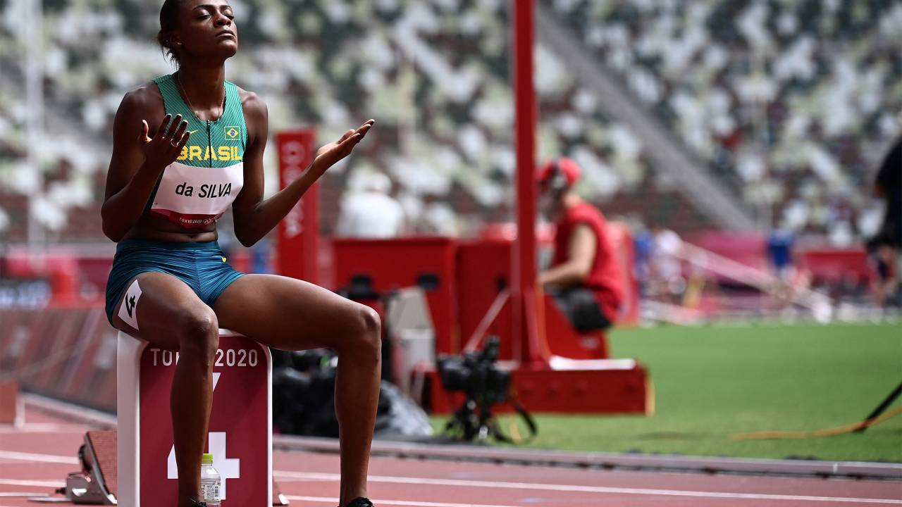 Brazil's Chayenne da Silva prepares to compete in the women's 400m hurdles heats during the Tokyo 2020 Olympic Games at the Olympic Stadium in Tokyo on July 31, 2021. (Photo by Jewel SAMAD / AFP)