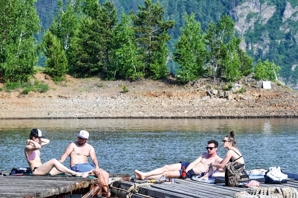 Russia Hot Weather BRONZEADO - Sibéria: o calor inesperado tira a população de dentro de casa -
