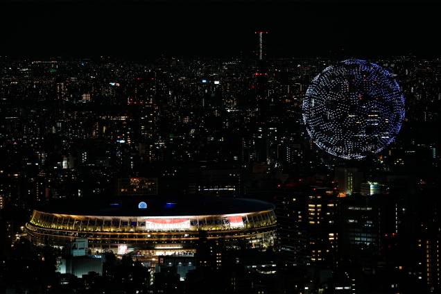 Drones formam um globo sobre o Estádio Olímpico durante a cerimônia de abertura das Olimpíadas 2020, em Tóquio - Drones formam um globo sobre o Estádio Olímpico durante a cerimônia de abertura das Olimpíadas 2020, em Tóquio -