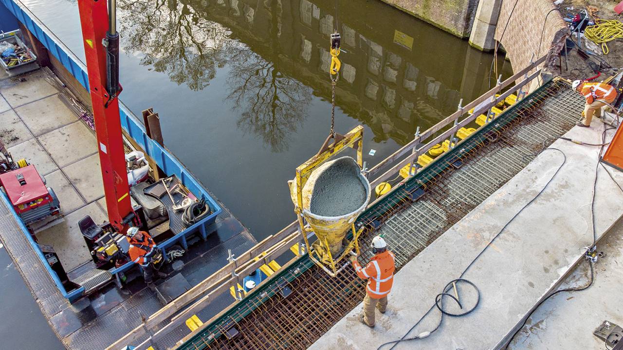 OBRAS URGENTES - Reforma de ponte na metrópole holandesa: imagem de cartão-postal construída sobre um pântano -