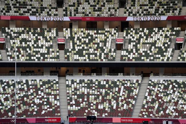 Cores da arquibancada do estádio olímpico de Tóquio dão um ar de preenchimento -