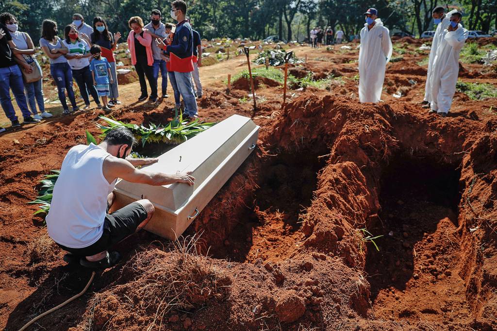 8b0fe0bcd6c1c63558ba2a4de43d709e79299c73.jpg TRAGÉDIA - Enterro em São Paulo: crise sanitária terá peso relativo na eleição -