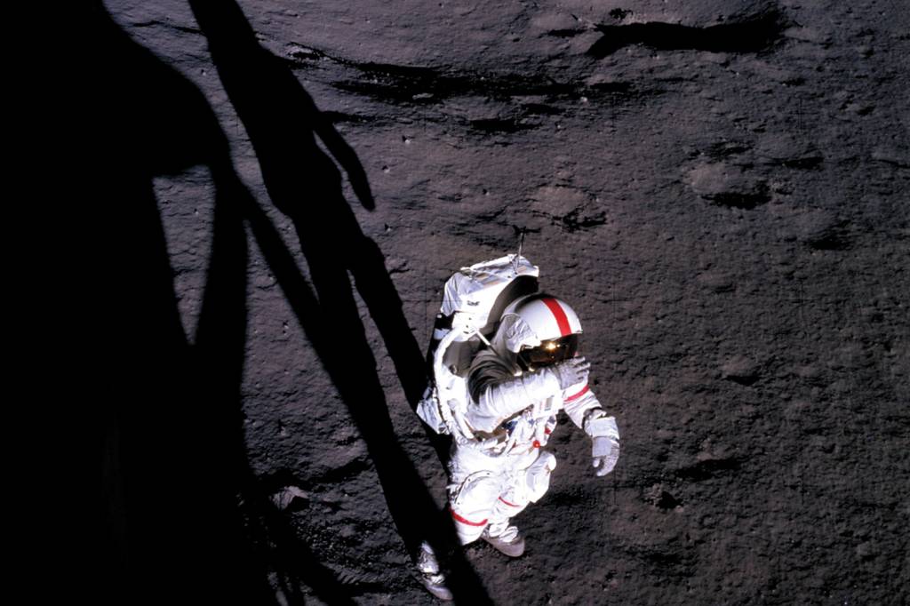 Astronaut_Alan_B._Shepard_Jr._on_the_Moon.jpg_1 1971- Alan Shepard: dez anos entre o voo suborbital e o pouso na Lua -