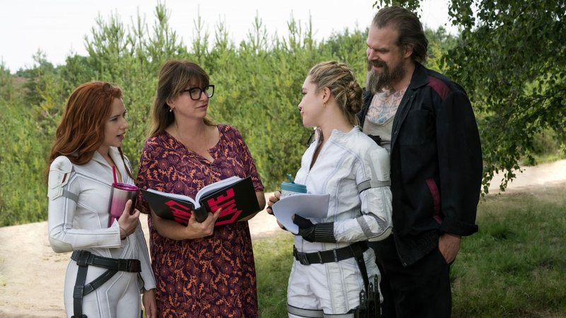 Bastidores Viúva Negra Scarlett Johansson, Florence Pugh e David Harbour com a diretora Cate Shortland nos bastidores de 'Viúva Negra' -