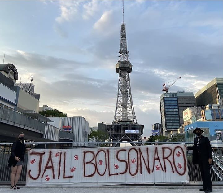 E7D6ny2XEAoxQJn Manifestantes estendem faixa em Tóquio, Japão