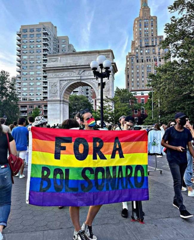 E7F2FFuXIAgGAqp Manifestante em ato contra o governo de Jair Bolsonaro em Nova York