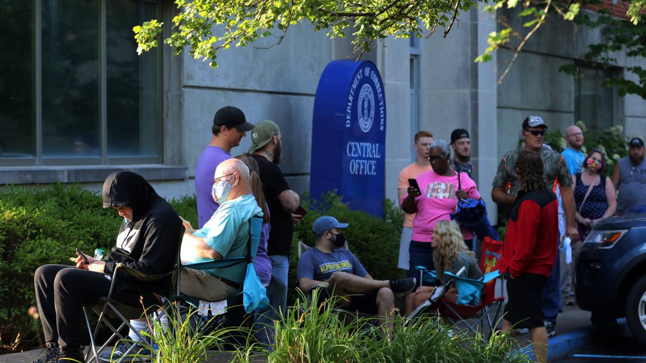 Fila para seguro-desemprego em Kentucky, nos EUA