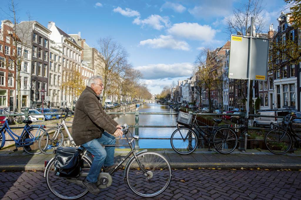 GettyImages-1229755190.jpg DILEMA - Amsterdã hoje: ela já não suporta tantos carros, turistas e moradores -