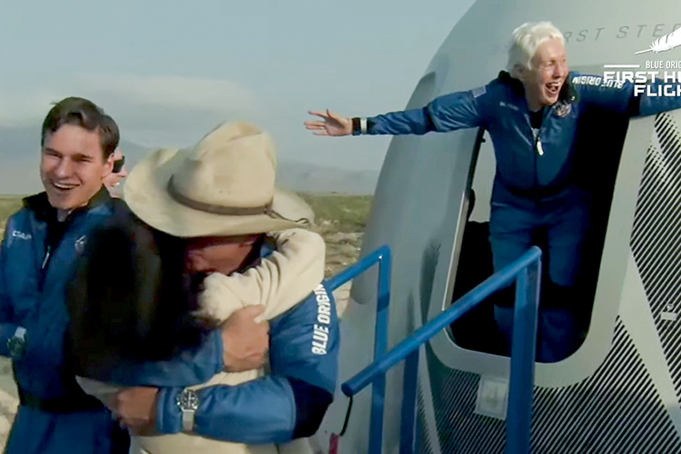 Blue Origin’s Manned Launch Of New Shepard Rocket RETORNO DO ESPAÇO - Daemen, Bezos (de chapéu) e Wally Funk (no fundo): o mais jovem, o mais rico e a mais idosa -