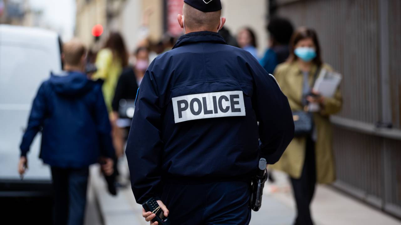 Policial patrulha rua de Paris - ameaça terrorista alarma autoridades francesas