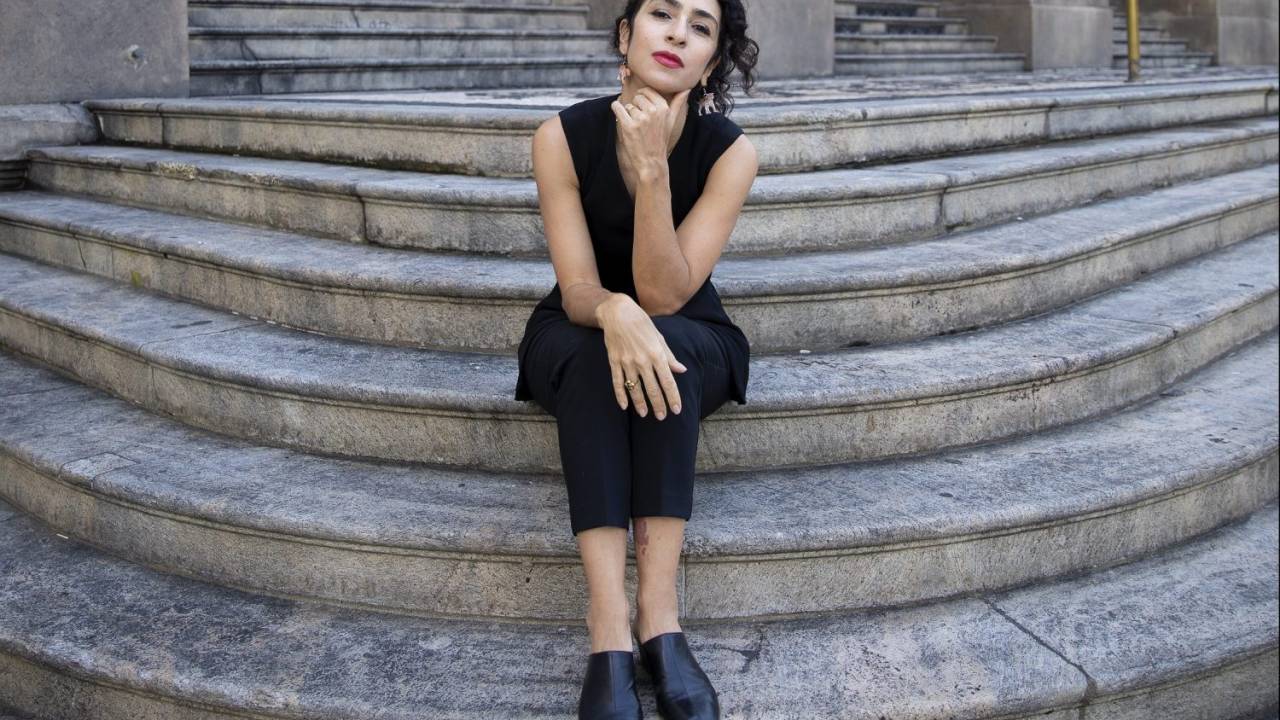 A cantora Marisa Monte posa para fotos em frente a porta do Teatro Municipal do Rio de Janeiro -