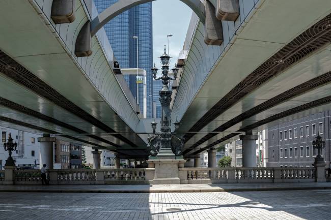 As pistas elevadas da Via Expressa Metropolitana de Tóquio encobrem o céu de Nihonbashi -