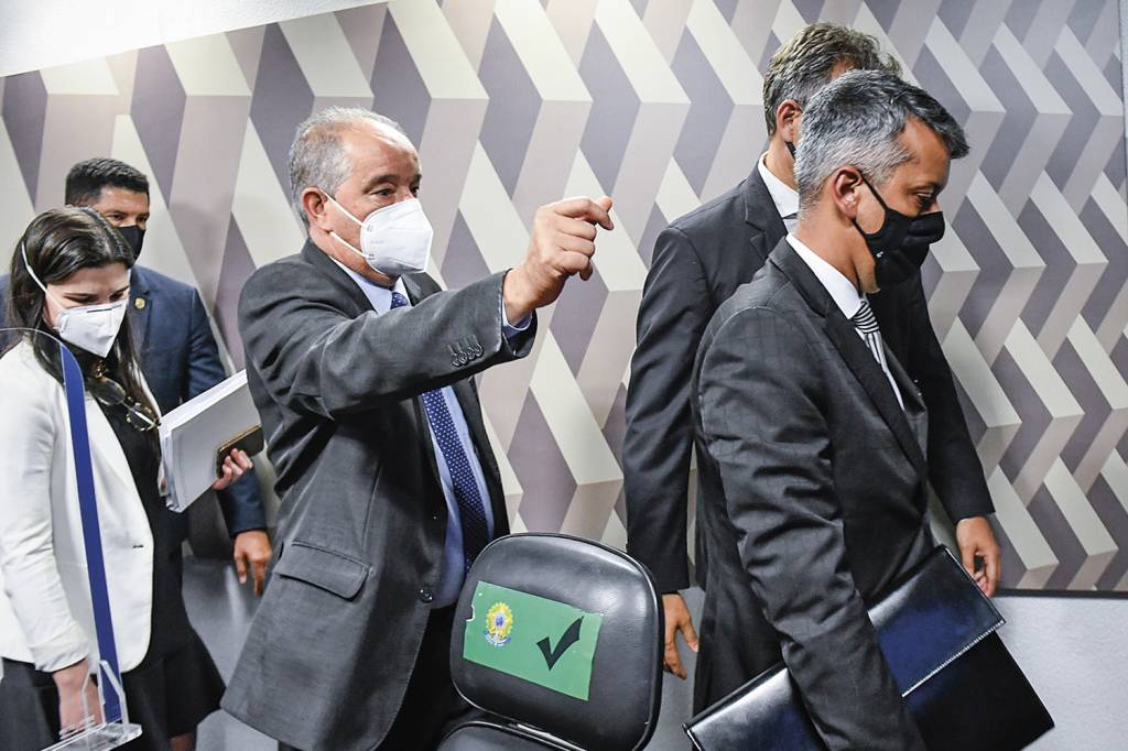 ROBERTO-DIAS-ORDEM-DE-PRISAO.jpg INTIMIDAÇÃO - Roberto Dias: o ex-diretor do Ministério da Saúde recebeu ordem de prisão dos senadores -