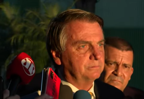 Bolsonaro tem sonda retirada, mas segue internado, diz boletim médico