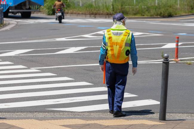 Colete equipado com ventilador chega a ser parte do uniforme de trabalhadores que passam o dia na rua (Carlos Kato)