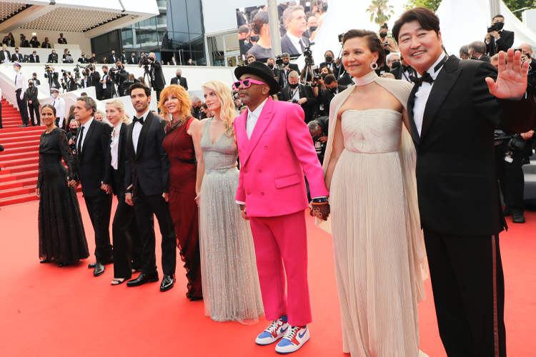 jury-members Membros do júri da 74ª edição do Festival de Cannes (da esq. para dir.: Mati Diop, Kleber Mendonça Filho, Jessica Hausner, Tahar Rahim, Mylene Farmer, Melanie Laurent, Spike Lee, Maggie Gyllenhaal e Kang-Ho Song)