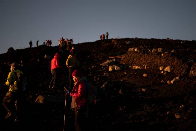Alpinistas assistem o nascer do sol no Monte Fuji - Alpinistas assistem o nascer do sol no Monte Fuji -