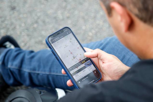 Um torcedor verifica em seu celular o trajeto do voo em que Lionel Messi teria viajado de Barcelona para Paris, enquanto espera do lado de fora do estádio Parc des Princes - Um torcedor verifica em seu celular o trajeto do voo em que Lionel Messi teria viajado de Barcelona para Paris, enquanto espera do lado de fora do estádio Parc des Princes -