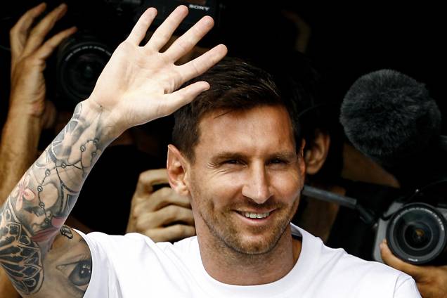 Messi observando a festa dos torcedores do PSG - Messi observando a festa dos torcedores do PSG -