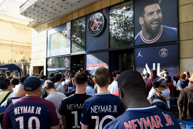 Parisienses tentam ver Messi durante a entrevista desta manhã - Parisienses tentam ver Messi durante a entrevista desta manhã -