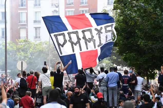 Milhares de torcedores do PSG aguardam por Messi após a apresentação - Milhares de torcedores do PSG aguardam por Messi após a apresentação -