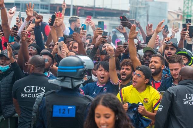 Torcedores lotam o pequeno aeroporto de Le Bourget - Torcedores lotam o pequeno aeroporto de Le Bourget -