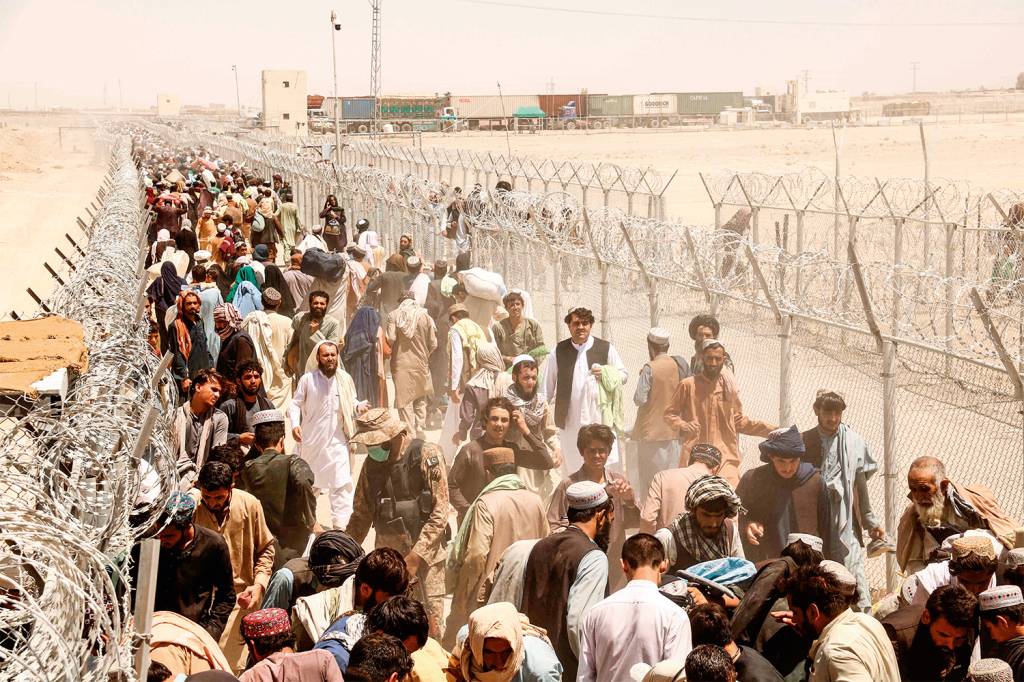Reabren la frontera entre Afganistán y Pakistán A PÉ - Corrida à fronteira: a multidão se apressa para deixar para trás a ameaça do obscurantismo e de represálias cruéis -