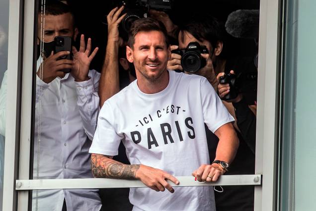 Messi observando a festa dos torcedores do PSG - Messi observando a festa dos torcedores do PSG -
