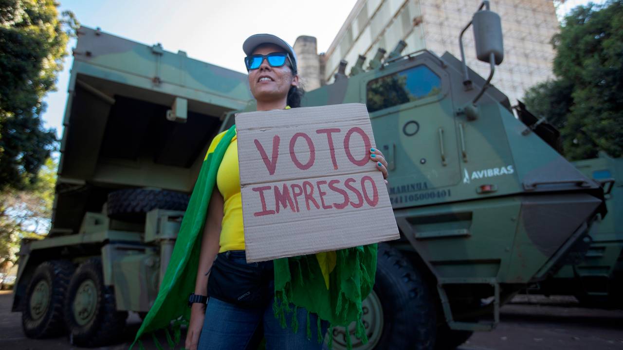 BRA121. BRASÍLIA (BRASIL), 10/08/2021. - Simpatizantes del presidente de Brasil, Jair Bolsonaro, asisten al paso de un convoy militar en la Esplanada do Ministerios, este martes en la ciudad de Brasilia. El presidente de Brasil, Jair Bolsonaro, recibió este martes un inusual desfile militar en Brasilia, un despliegue que fue visto por la oposición como un intento de líder de la ultraderecha brasileña por intimidar al Congreso durante una votación clave para el Gobierno. EFE/ Joédson Alves